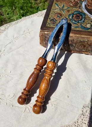 Винтажный орехокол, лакомка.