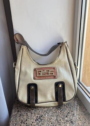 Бежево-коричнева лакова сумка guess