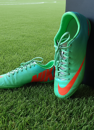 Оригинальные футзалки nike.