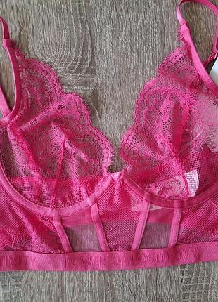 Розовый кружевной бюстгальтер-бралетт удлиненного кроя (longline) от известного бренда нижнего белья hunkemöller.