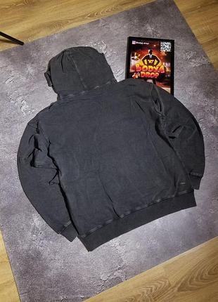 Стильне чорне худі з капюшоном у стилі oversize. має зручну передню кишеню-кенгуру та еластичні манжети. м'який і приємний до тіла матеріал, підходить