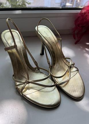 Шкіряні золоті босоніжки nine west