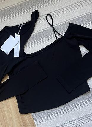 Чорний асиметричний лонгслив bershka