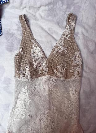 Мереживне боді lk brand,  елегантна модель з глибоким v-подібним вирізом та красивим квітковим мереживом. чудово поєднується з джинсами, штанами, спід