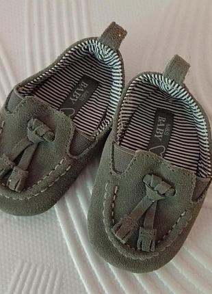Детские лоферы или пинетки марки m&s baby с декоративными кисточками.