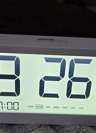 Настольные электронные lcd часы midi на батарейках с автоматической подсветкой.