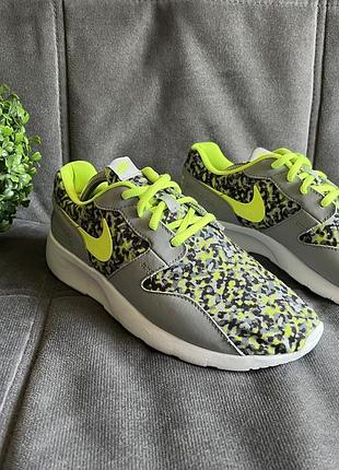 Кроссовки,кросівки — модель nike kaishi print з яскраво-салатовими шнурками та сіро-жовтим камуфляжним візерунком