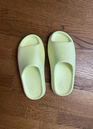 Оригінальні шльопанці adidas yeezy slide resin / clwgrn (hq6447)