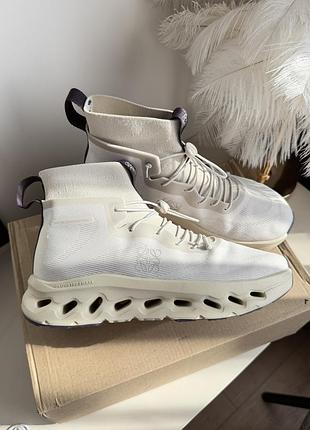 Трендові спортивні кросівки високі on running cloudtilt hi loewe sand oatmeal plum wmns