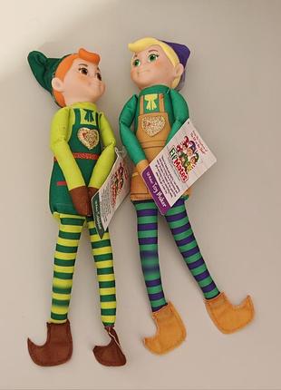 Игрушка — elf mates toy maker (эльф-игрушечник) из серии the elf on the shelf.