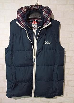 Утепленный жилет lee cooper темно-синего цвета с клетчатой подкладкой и капюшоном