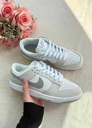 Стильні жіночі кросівки nike dunk low white grey