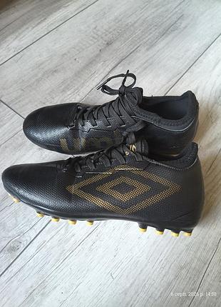 Футбольні бутси umbro оригінальні р.37,5, копачки, футзалки чорний дизайн із золотистими логотипами, сороконожки