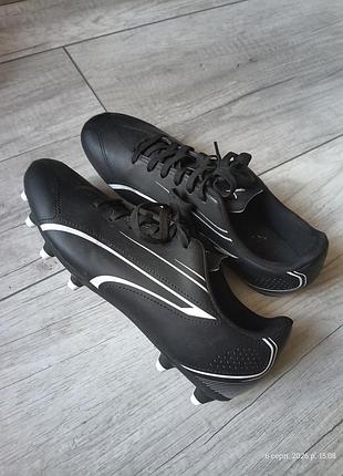 Футбольные бутсы puma vitoria fg/ag р.41, выполненные в классическом черном цвете с белым логотипом, шиповки, футзалки, сороконожки
