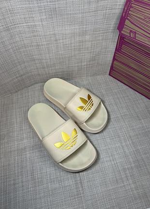 Оригінальні шльопанці adidas
