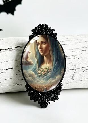 Брошь дева мария с трояндами