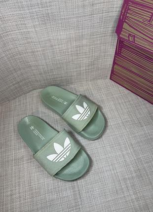 Оригінальні шльопанці adidas