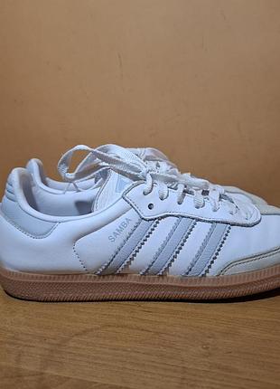 Женские фирменные кроссовки adidas