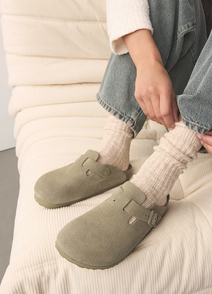 Замшеві сабо birkenstock кольору зеленого хакі boston