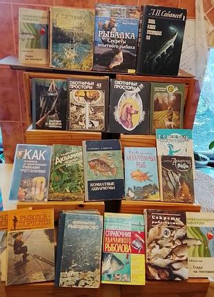 Книги красочные, старинные на разную тематику на 8 фото.