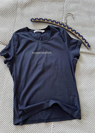 Темно-синя жіноча футболка tommy hilfiger з логотипом, викладеним стразами