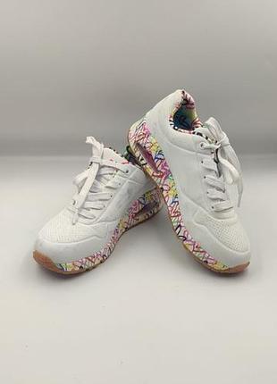 Белые кроссовки skechers x jgoldcrown: uno - loving love размер 36