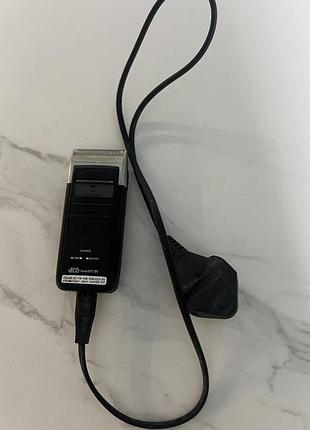 Портативна сіткова електробритва (шейвер), схожа на модель wahl mobile shaver.