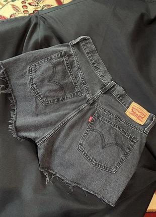 Джинсові шорти жіночі levi’s графіт з необробленим краєм w28