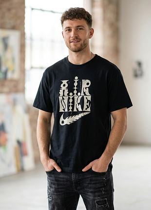Чорна футболка nike x sophy hollington a.i.r., artist in residence | розмір m