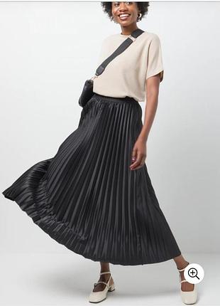 Атласная плиссированная юбка 
midi черного цвета primark