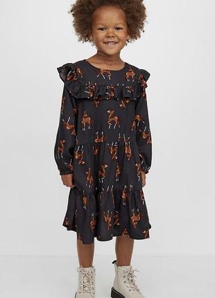 Чорна сукня від бренду h&m із принтом у вигляді оленят