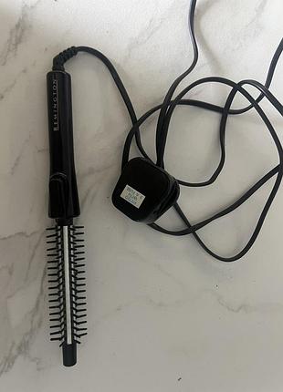 Плойка-щітка remington у чорному кольорі, призначена для укладання та створення об'єму волосся.