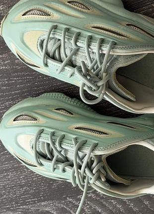 Спортивне взуття . кросівки adidas .