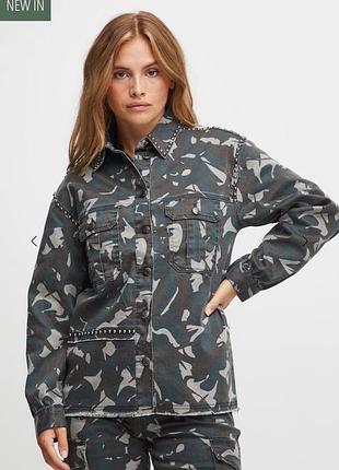 Жіноча бавовняна еластична куртка-сорочка бренду pulz jeans (модель lian), виконана в камуфляжному принті з декором у вигляді заклепок м 38 швеція 🇸🇪