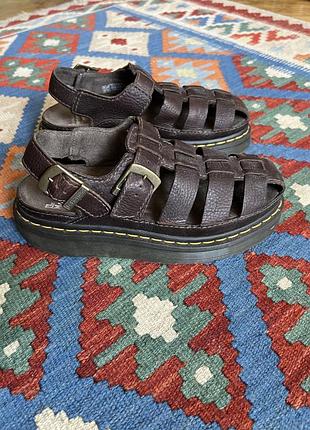 Коричневі шкіряні сандалі dr martens wrenlie