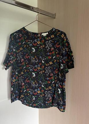 Квіткова блузка h&m з коротким рукавом, темно-синя (розмір 36)