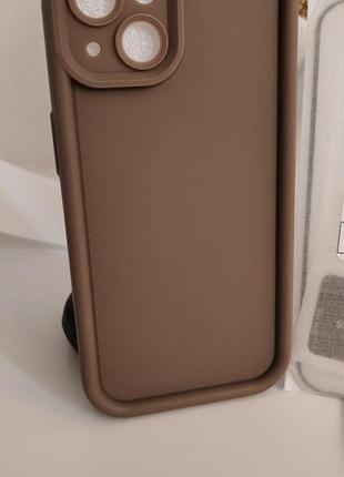 Стильный кофейный чехол для iphone 13 (матовый, с защитой камер)