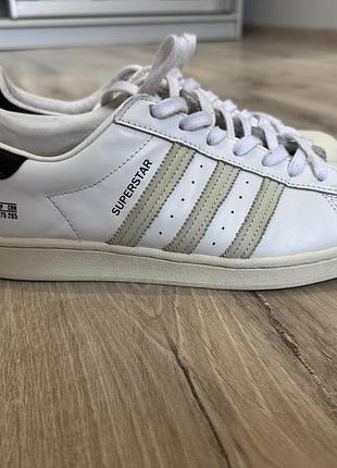 Чоловічі кросівки adidas superstar. білі.розмір: eu 43⅓ / uk 9 / 27,5 см, верх натуральна шкіра, підошва з мінімальним зносом,стан хороший!