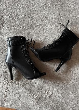 Взуття для танців high heels/хілс