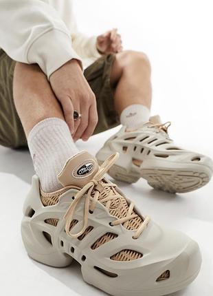 Кросівки adidas originals adifom climacool у бежевому кольорі, чоловіча модель нестандартної форми з литої піни.