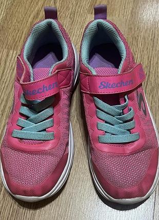 Детские кроссовки skechers ярко-розового цвета с голубыми шнурками и застежкой-липучкой.