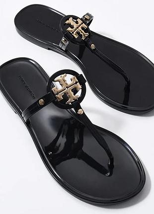 Жіночі в'єтнамки tory burch mini miller чорного кольору із золотистим логотипом.