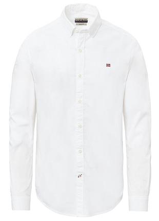 Біла чоловіча сорочка slim fit від бренду napapijri з вишитим норвезьким прапором на грудях