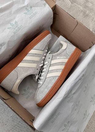 Серые кроссовки унисекс adidas spezial grey white gum х адидас 45