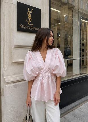 Рожева блуза yves saint laurent підкреслює талію рукава буфи