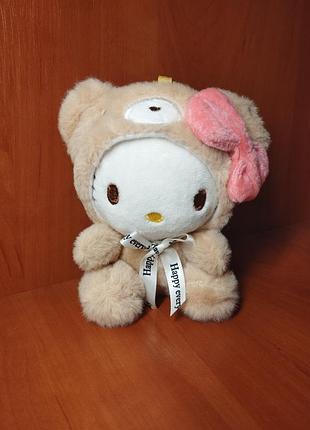 Мягкая игрушка- брелок хеллоу котти hello kitty в костюме бурого медведя.