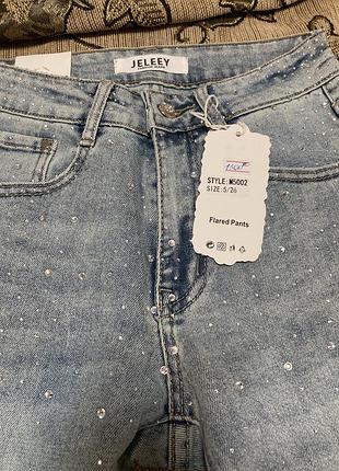 Нові джинси розмір 26хс с  переди камінці. світло синій колір