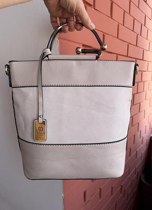 Сумка bessie london- фірмова, жіноча,бежево-молочного відтінку,стильна,фактурна екошкіра