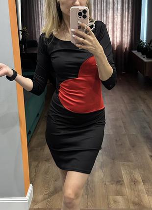 Чорне плаття з червоним сердечком