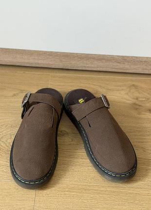 Коричневі замшеві мюлі dr. martens brookline із фірмовою жовтою строчкою